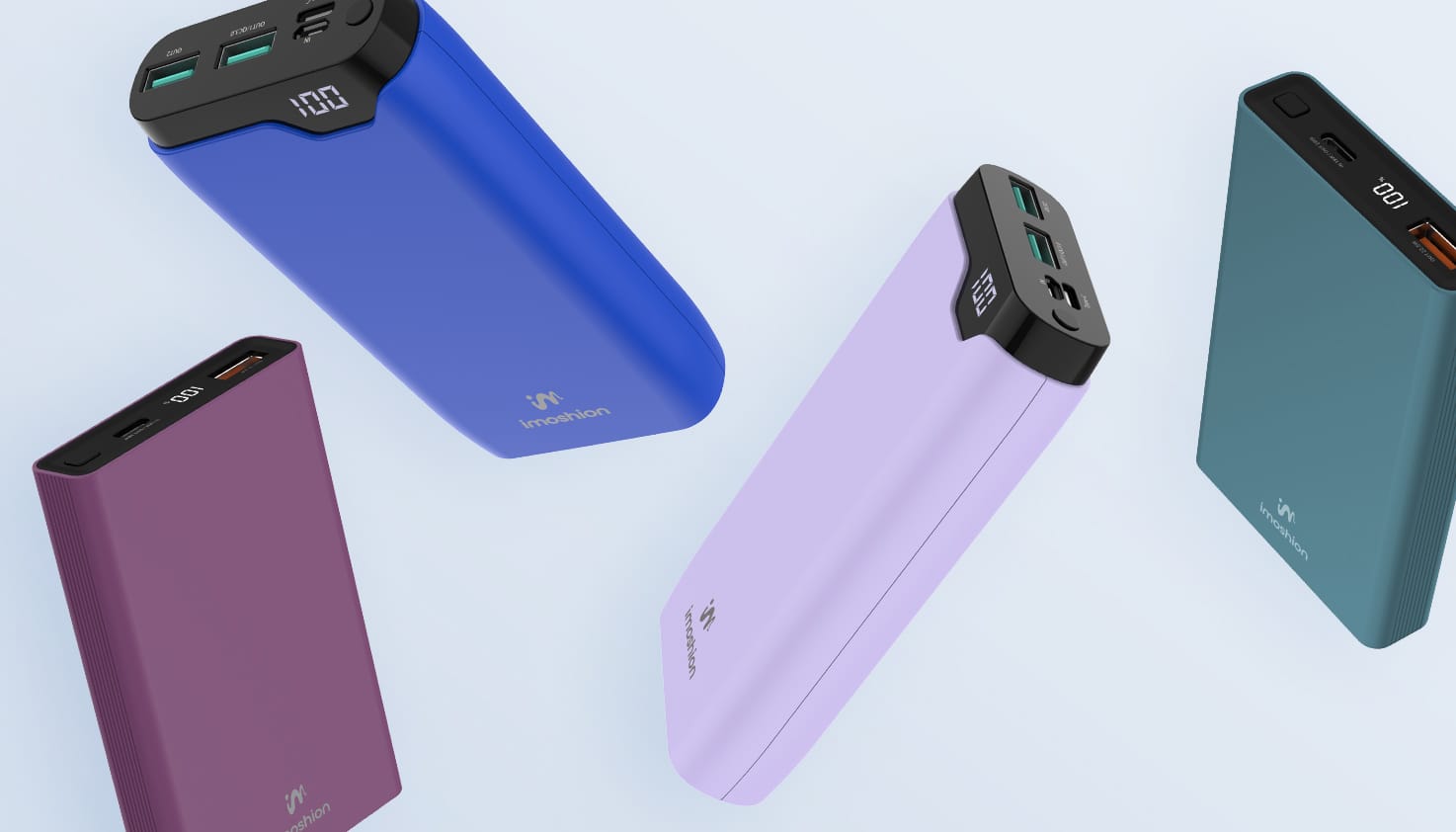 Quatre batteries externes colorées flottent sur un fond bleu clair.