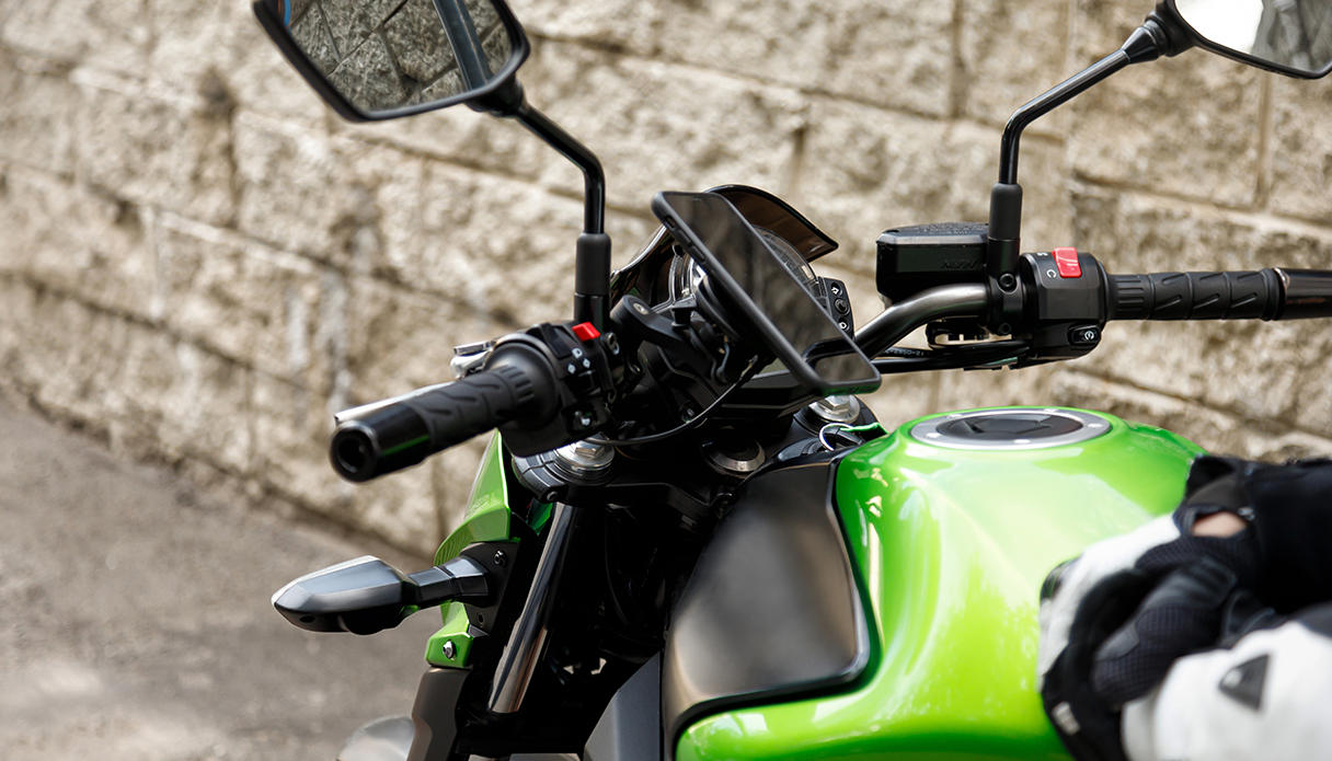 moto verte avec téléphone dans le support de téléphone