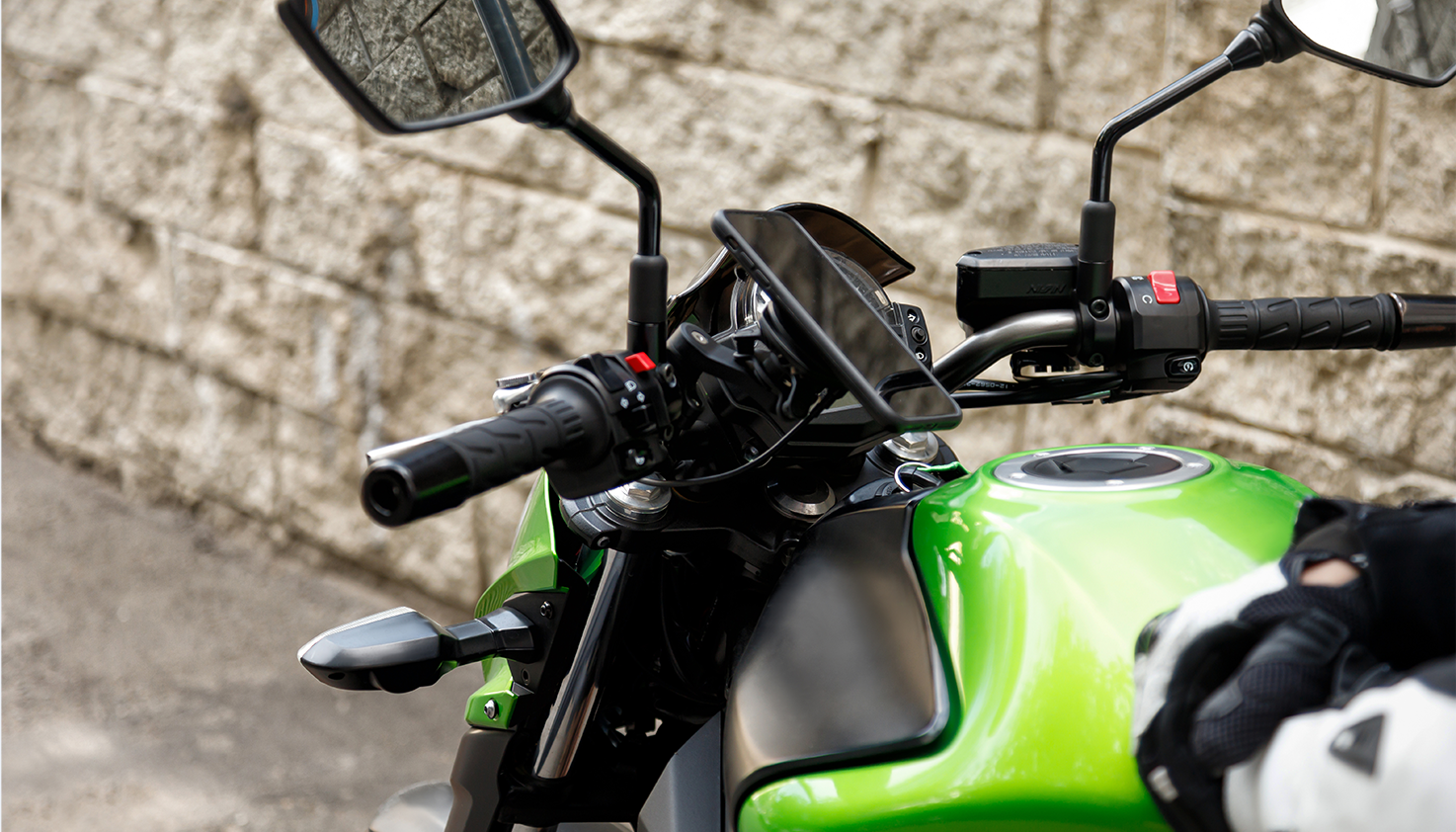 moto verte avec téléphone dans le support de téléphone