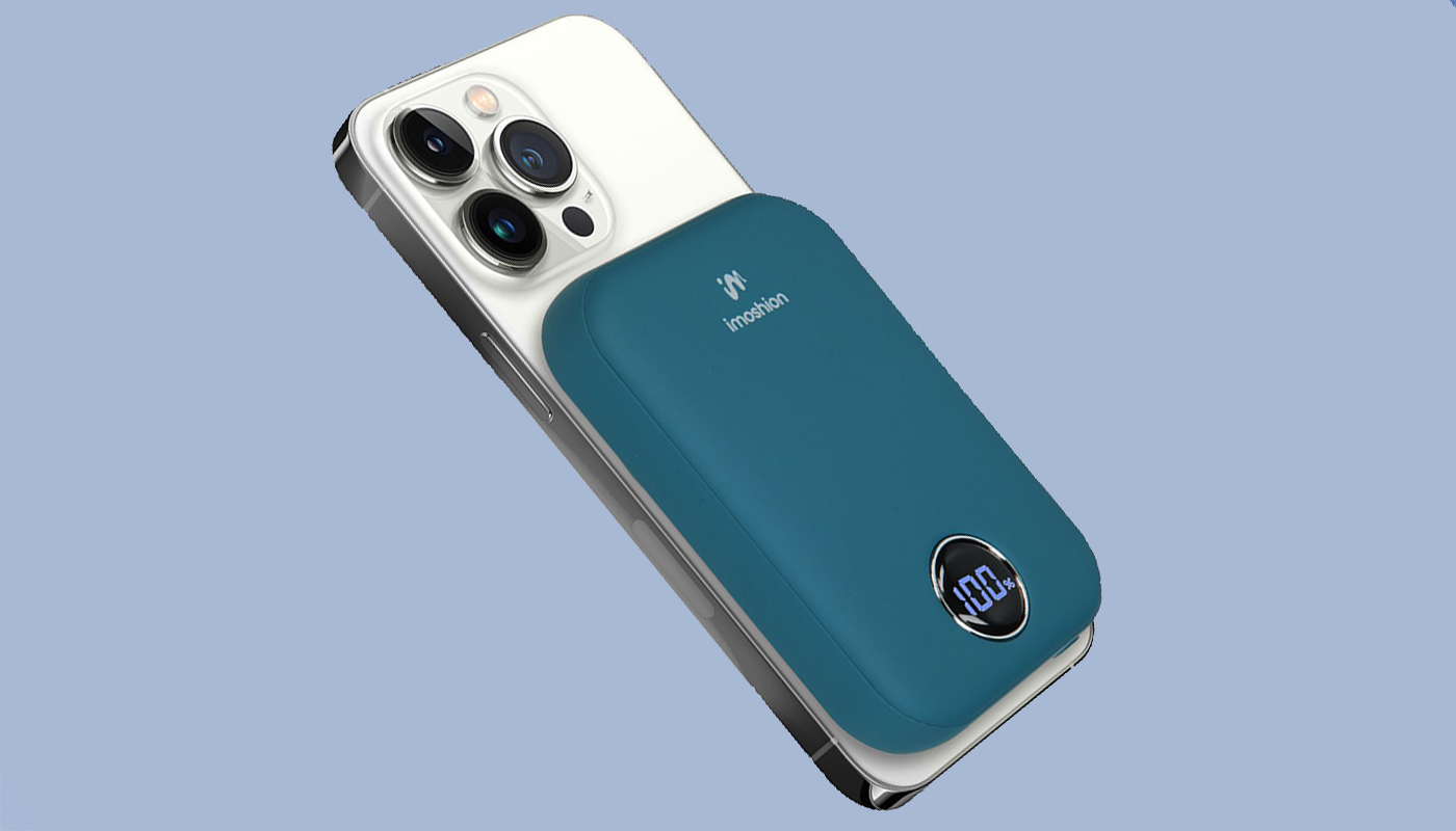 Powerbank MagSafe rose sur iPhone 15 Pro, fond bleu clair.